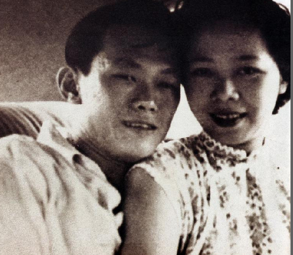 1946年秘密结婚，相伴63年妻去世，葬礼上李光耀两次吻别感动世人