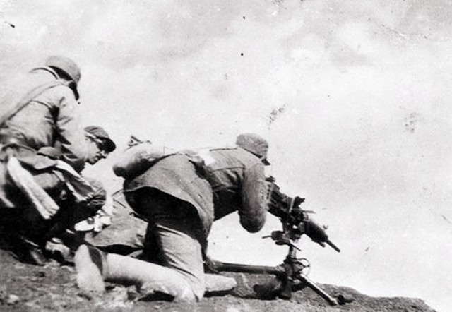 老山战场侦察英雄丁晓兵，被炸亲手割掉手臂，31年后成独臂少将