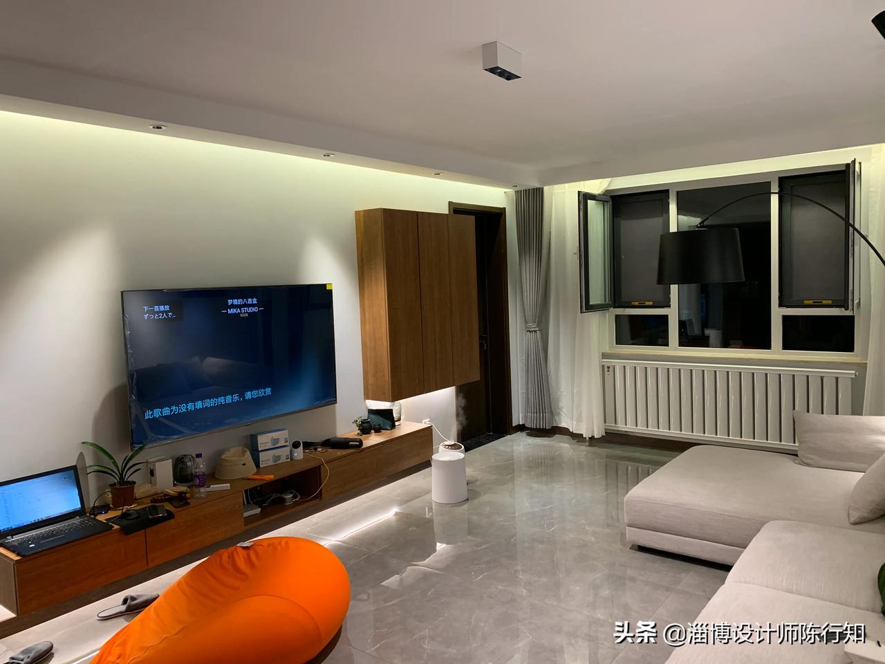 客厅别再用传统的大吊灯了,试试深防眩射灯,既温馨又舒适