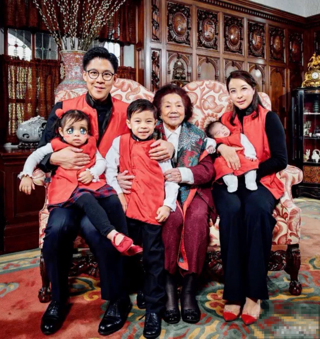 霍启刚抱四岁女儿买珠宝为晶晶庆生，两父女逛超市选购蛋糕白酒