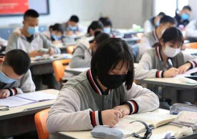 高考考场内要不要安装空调关乎公平？教师不解：安了你能考清华？