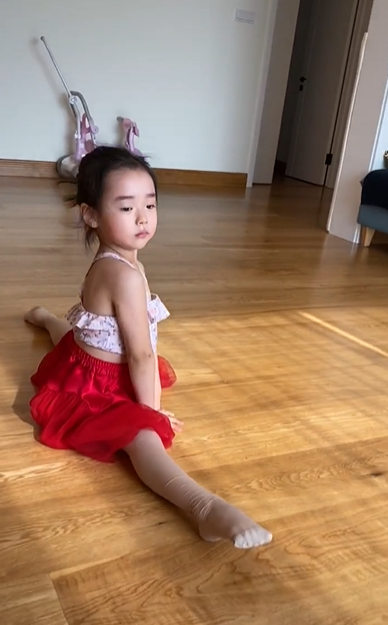 沈阳音乐学院舞蹈系（董璇晒4岁女儿自编舞蹈）