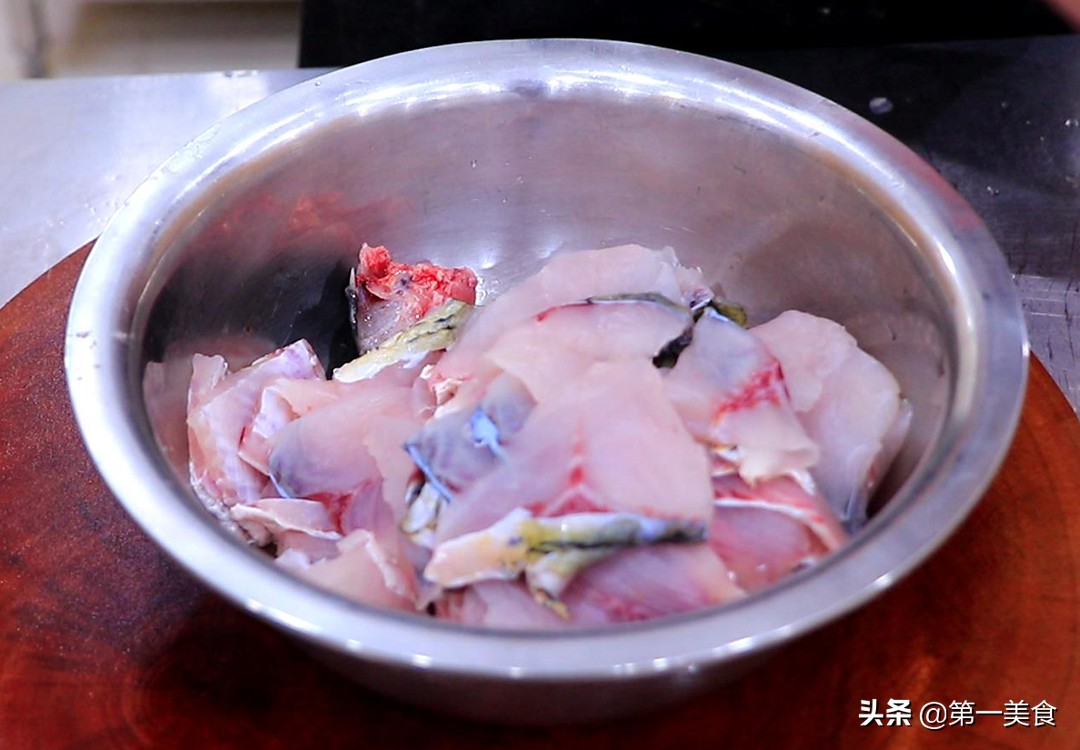 水煮鱼正确家常做法，详细讲解鱼片烹饪技巧，嫩滑入味不破碎