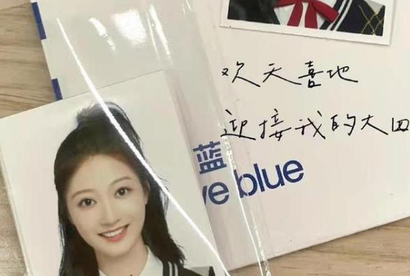 中传校花冯琳因领诵走红，不仅人长得漂亮，写的字体也备受欢迎