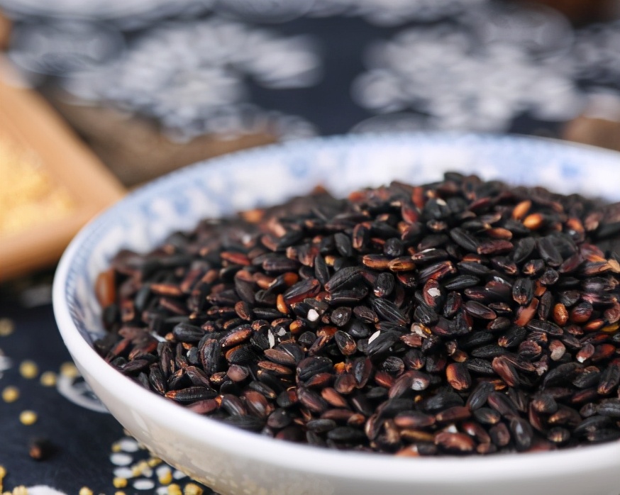 买黑米,黑米和黑糯米要分清,两者区别很大,买错不好吃浪费钱