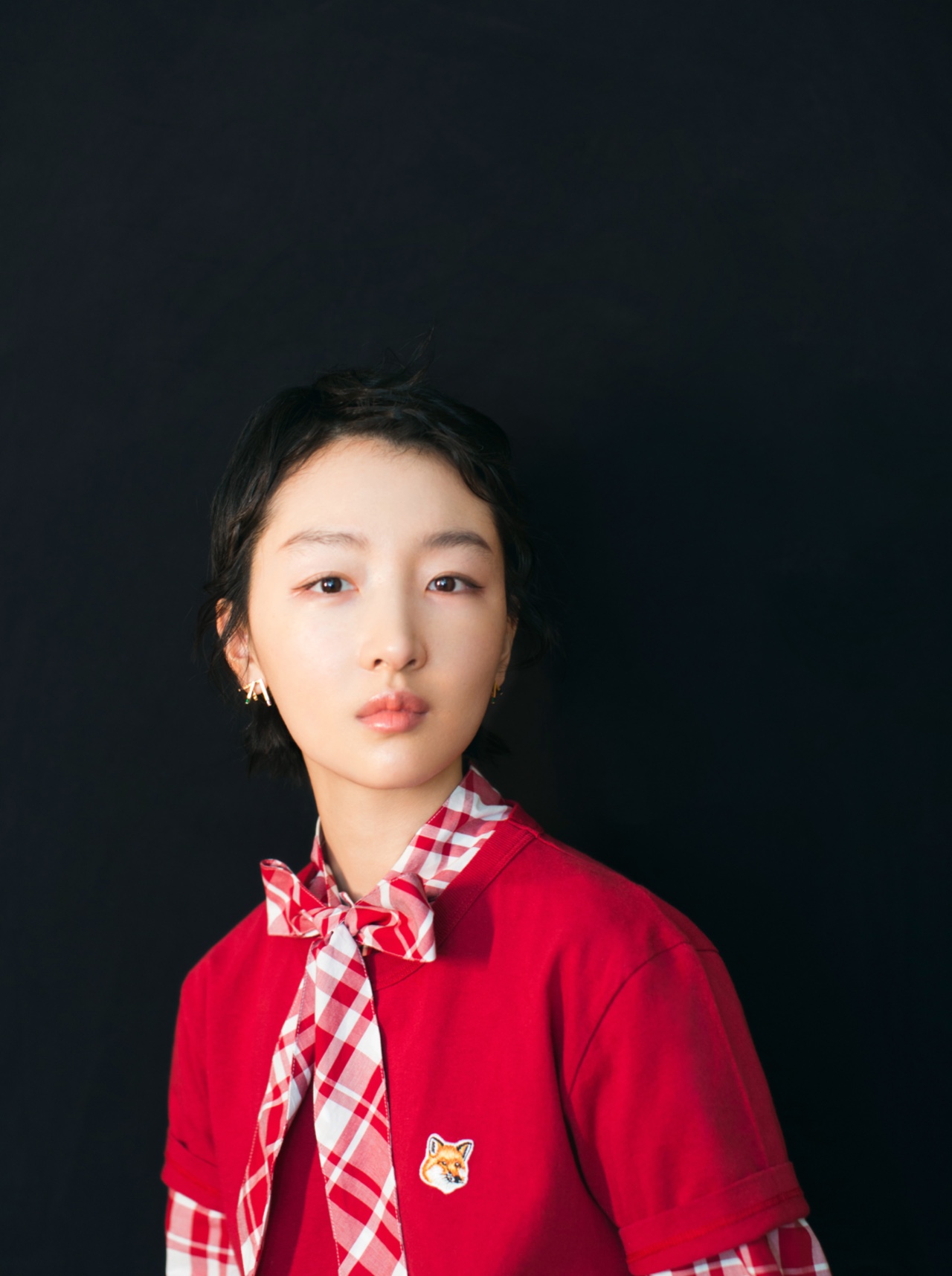 如果觉得hold不住明亮色系,那冬雨鸭这张清淡的珊瑚色妆容搭配偏裸色