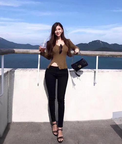 韩国九头身美女,d罩杯加蜂腰翘臀大长腿,被称为"真人版女帝"