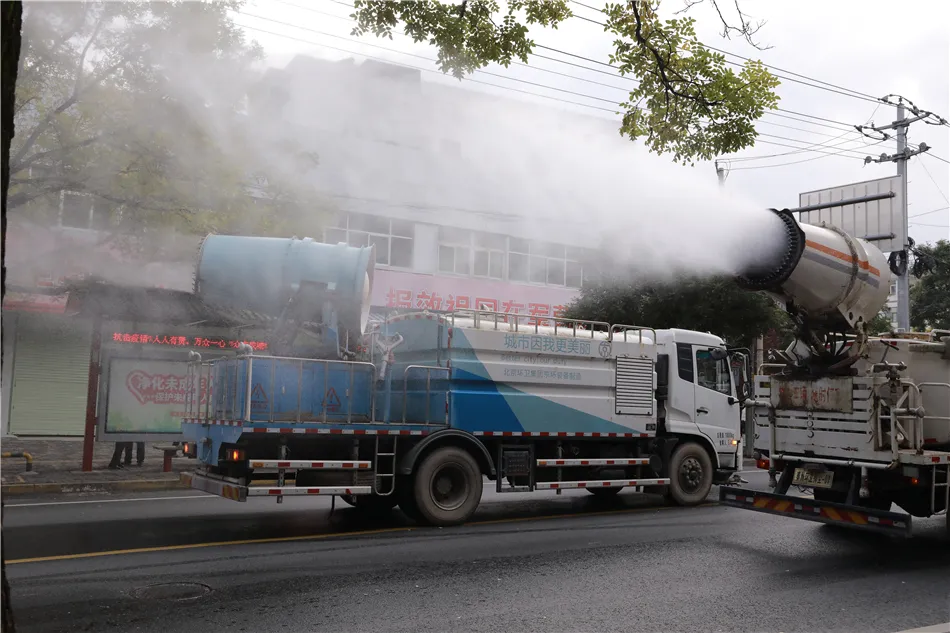 天水市秦州区对城区主干道开展疫情防控集中消杀（图）