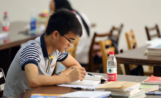 瞒着家人复读7年，高分进入政法大学，唐尚珺赢了高考却败给现实