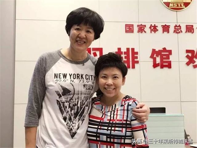 邓亚萍中国男排世界杯(1米55邓亚萍采访2米巨人朱婷！大魔王仅到大婷胸部 仍自信大笑)