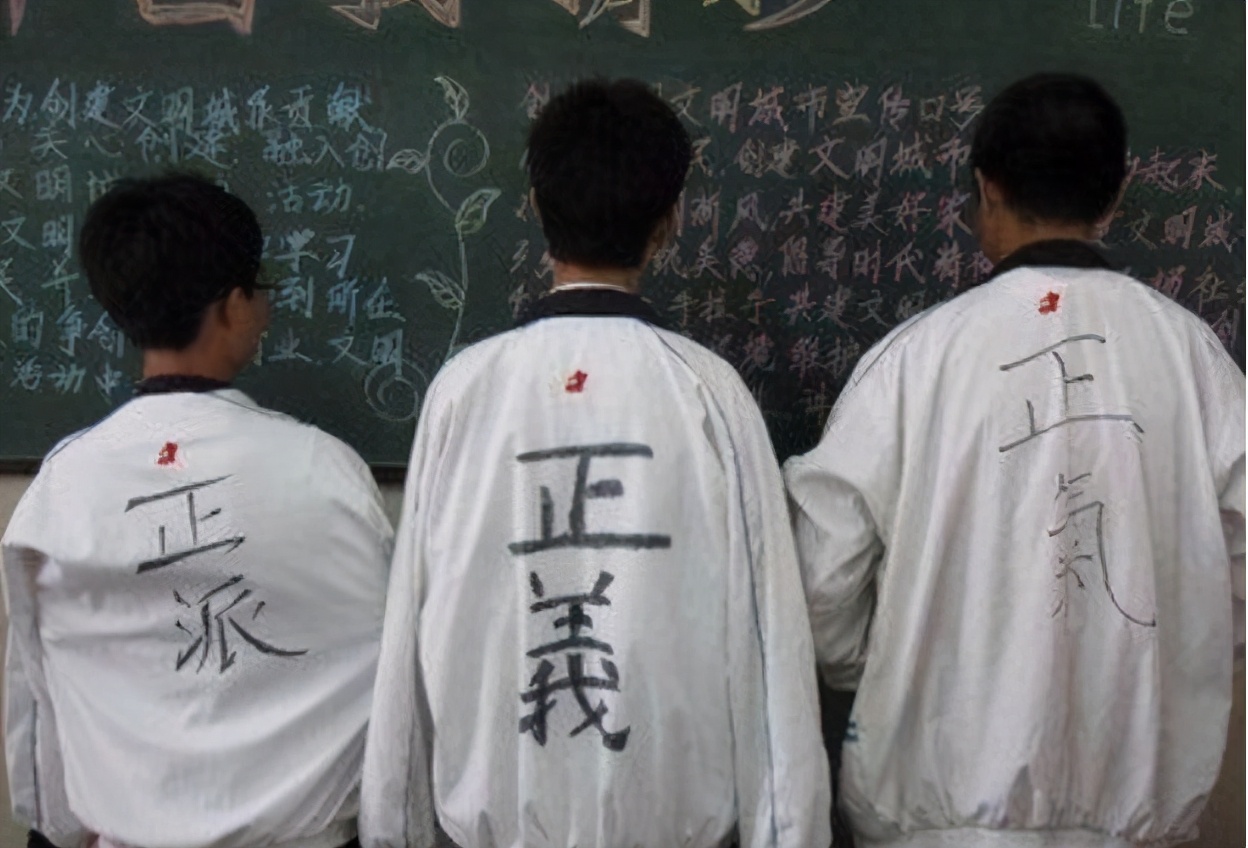 中学生对校服下手了，设计改版花样百出，家长看了忍不住想打人