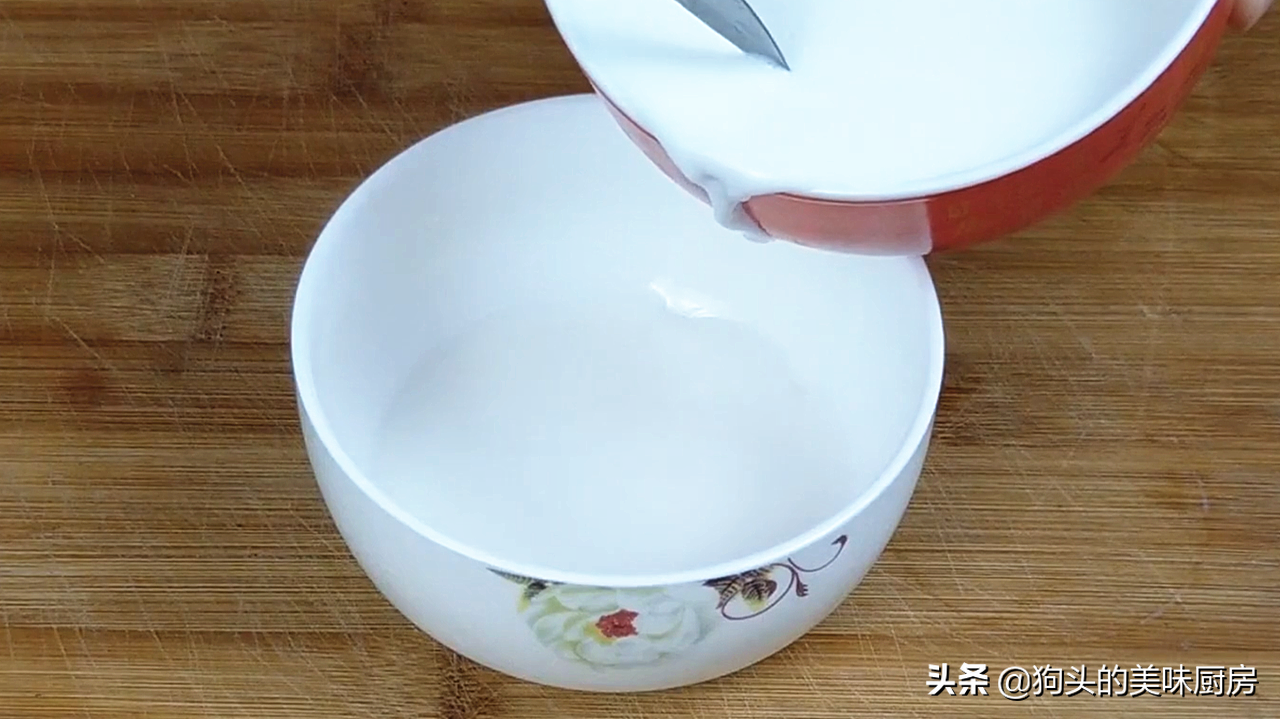 牛奶鸡蛋放锅里蒸，广东的双皮奶就这么简单，干净卫生无添加