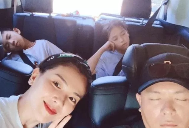 刘涛一双儿女罕见露面！王珂与12岁女儿亲密并行，儿子孤单尾随