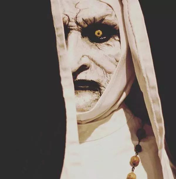 被万众期待的《修女》,则是继《安娜贝尔2》之后,"招魂宇宙"的第三部