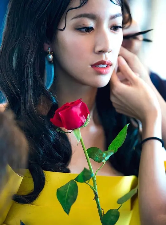 她被誉为“TVB发电机”，曾被开价200万一晚，入行7年传15段绯闻