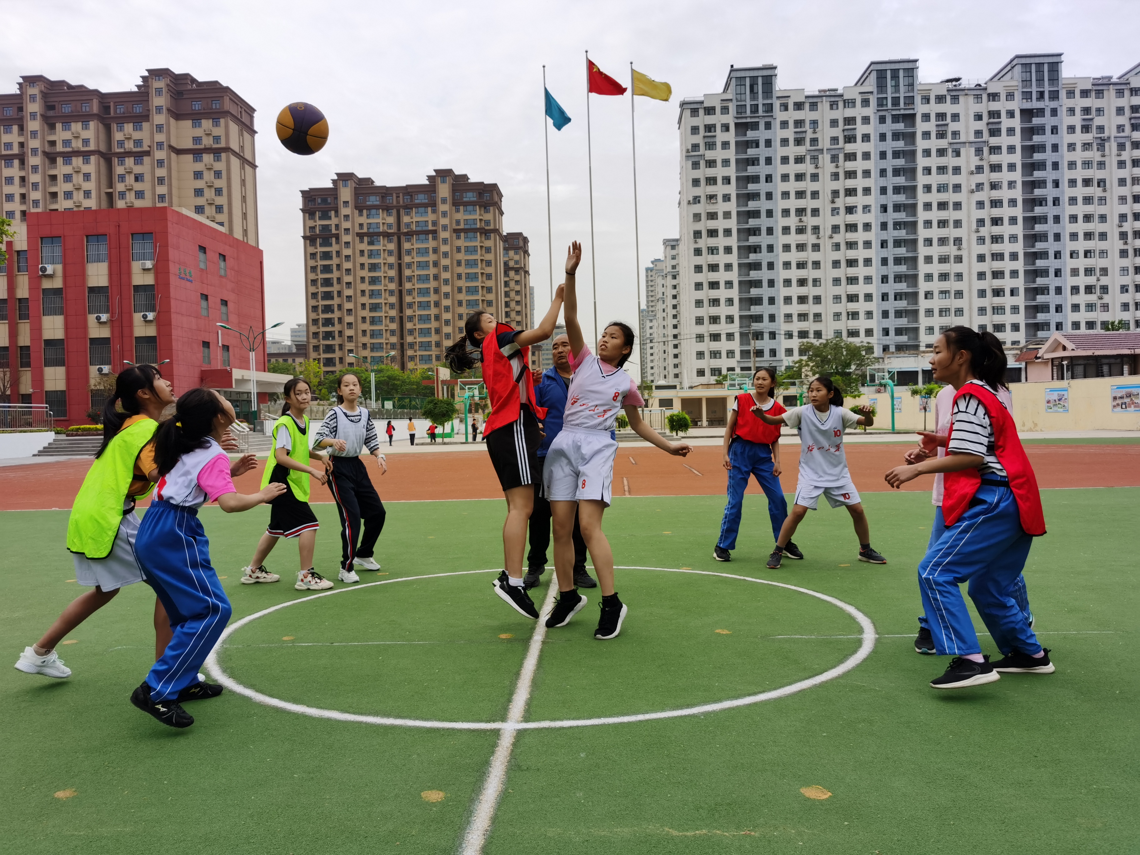 篮球比赛视频小学生(美育答卷再添新佳绩——薛城区临山小学在区小学生篮球赛中取得优异成绩)