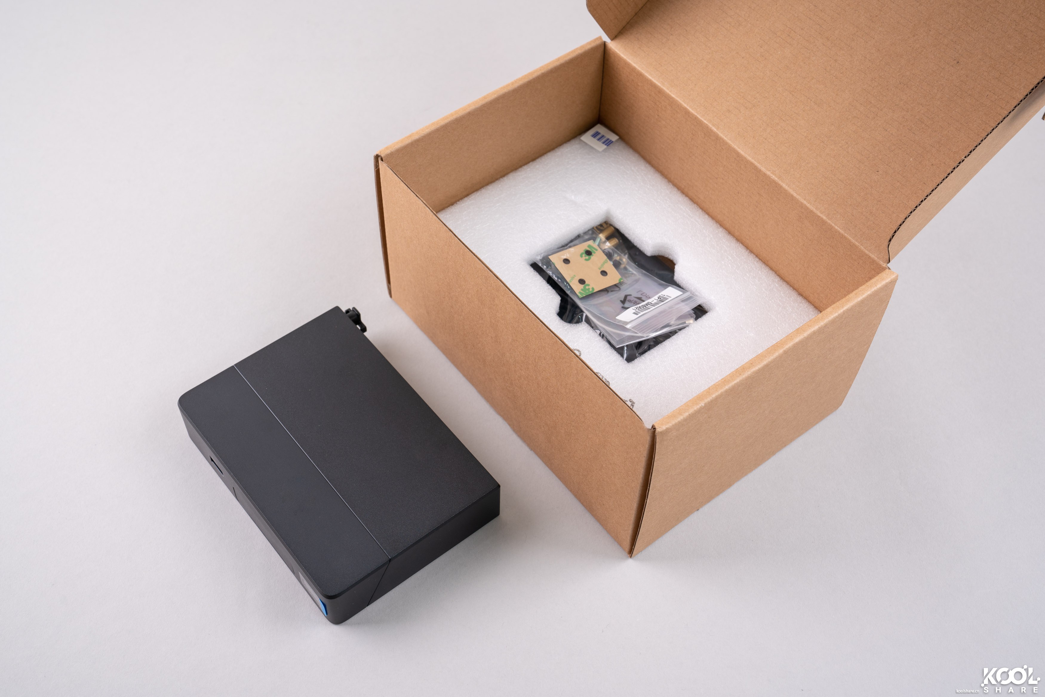 Intel NUC8CHK Chaco Canyon 开箱拆解评测