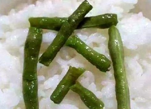 干饭人,一顿馒头要分成3份来吃,简直比我还惨,好歹咱还能吃个泡面不是