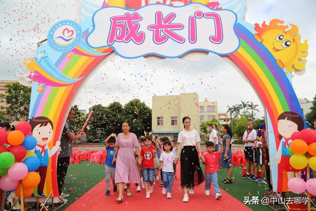 开学啦！现场多图预警：妈趴窗，爹爬墙，脸贴地！场面过于欢乐