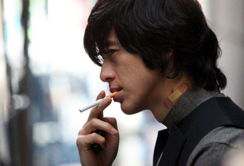 14年前负责桐原洋介案子的警官笹垣润三对当年的结果尚存疑问,虽退休