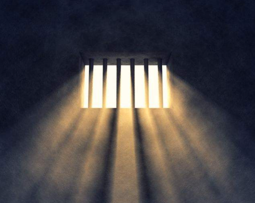 高考状元因抢银行获刑10年，出狱考入重点大学，背后有什么故事？