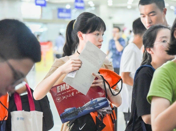 大学宿舍吵的人真恶心（大学寝室当中）