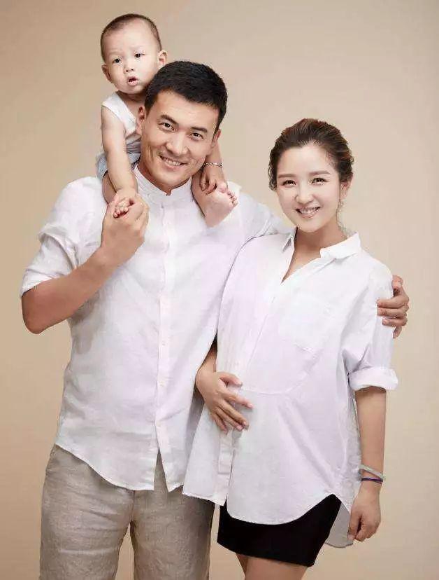 超女何洁的劲爆情史，和释小龙分手后高调嫁人，与前夫互爆黑料