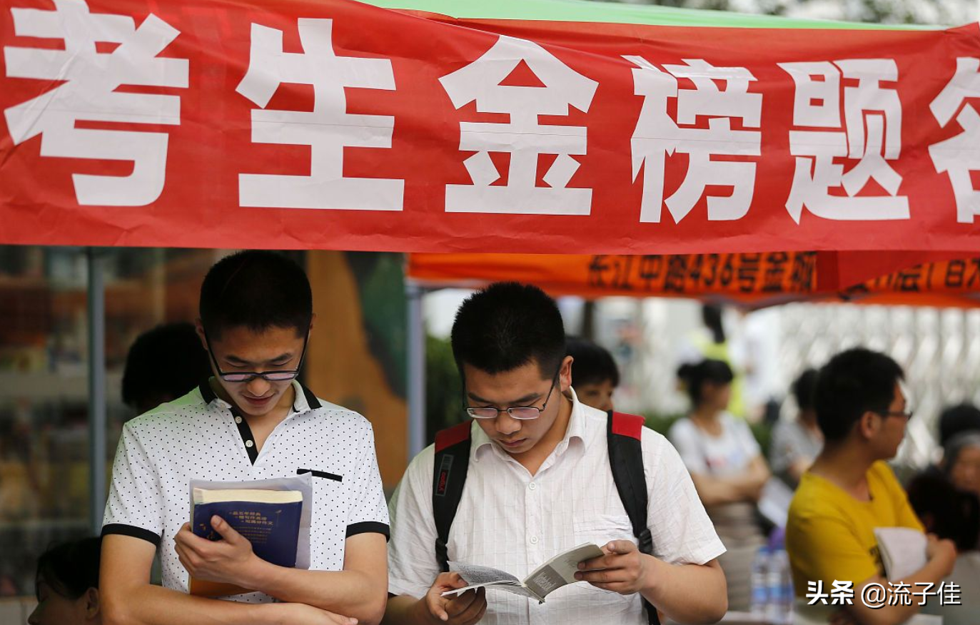 今年高考最幸运考生，392分捡漏考上重点大学，全家人开心极了