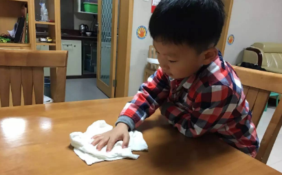 父亲是千万富豪，为让孩子吃苦，伪装成穷人，孩子得知后性情大变