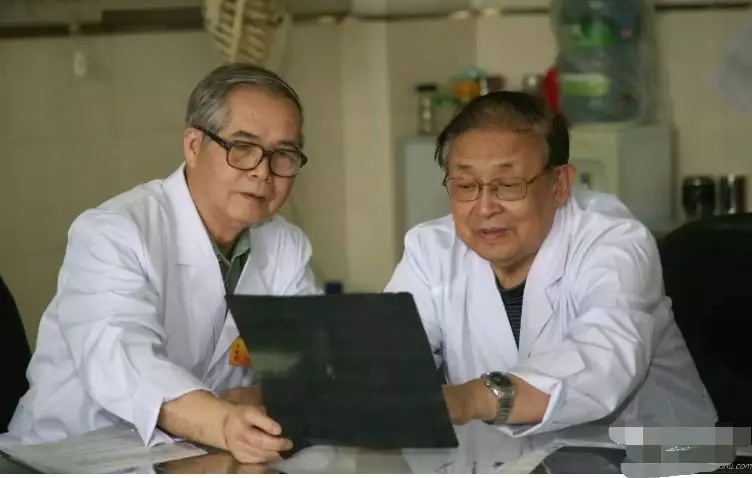 开车犯困"喝红牛"行吗?老教授提醒:有3大危害,男司机最好别喝
