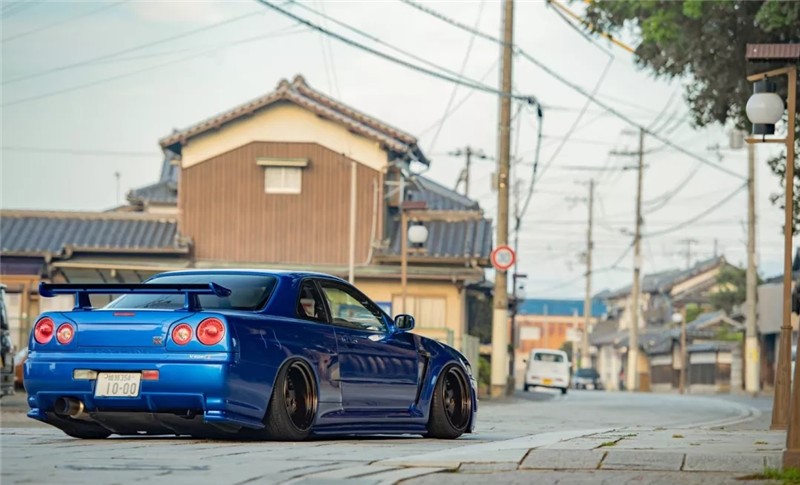 一台我们可以“仔细打量改装”的日产战神GTR R34 !