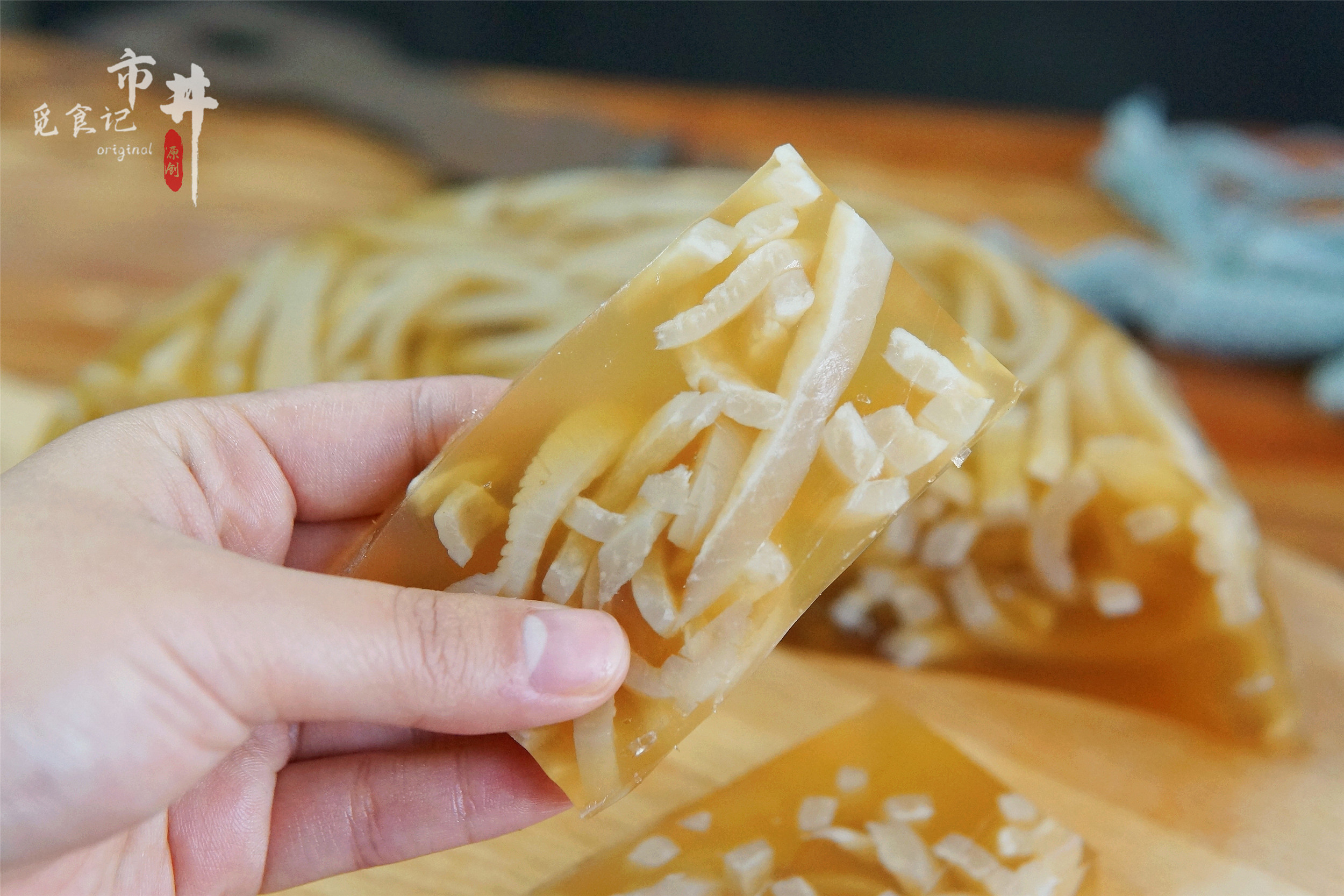 做猪皮冻，记住“1揉1刮2泡”，皮冻透亮弹牙，味道正成功率高