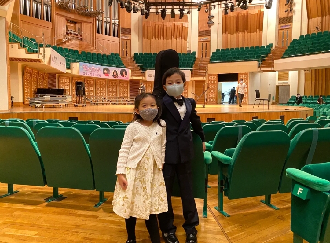 晶刚夫妇参加亲子活动，开合跳很卖力，郭晶晶搭霍启刚肩膀好甜蜜