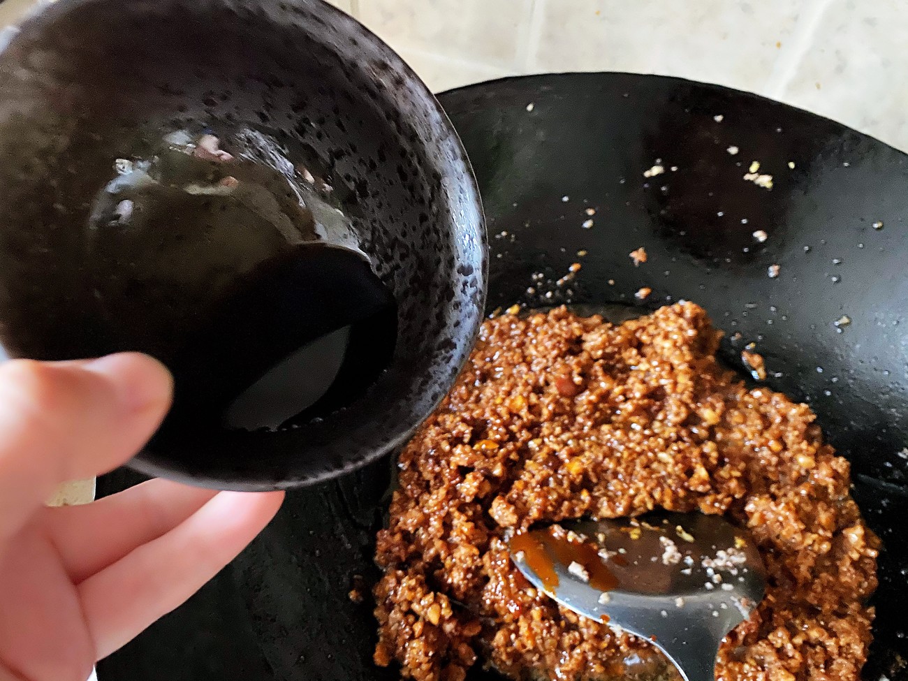 酱肉包子的做法和配方（教你一个秘制配方咸甜美味）