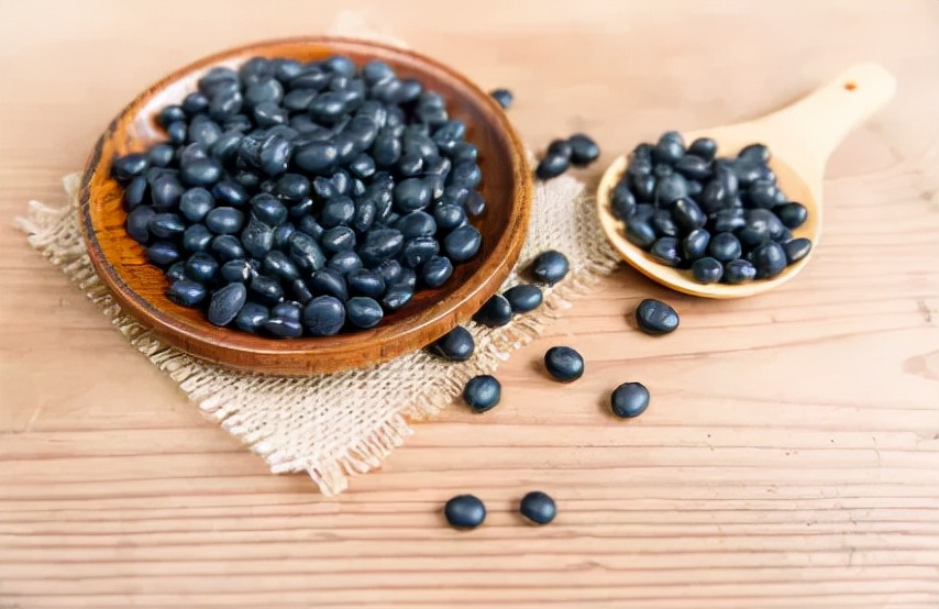 常吃黑豆,百病不生!黑豆煲汤,补肝肾,强筋骨,腿好全身好