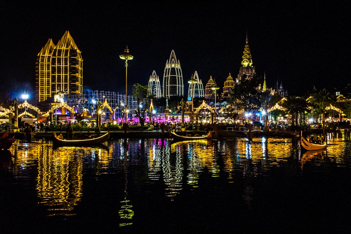 在西双版纳,有一种璀璨的夜景叫星光夜市