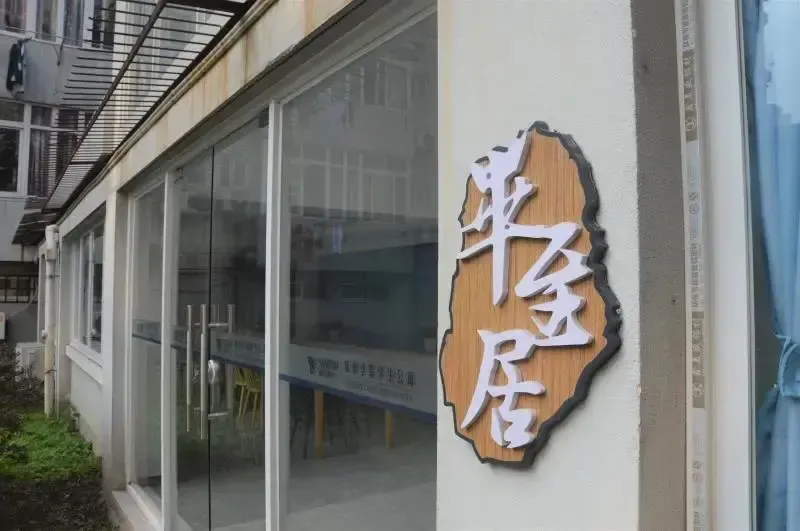 浙江超豪华大学火了，占地1000余亩，宿舍环境高大上，配备健身房