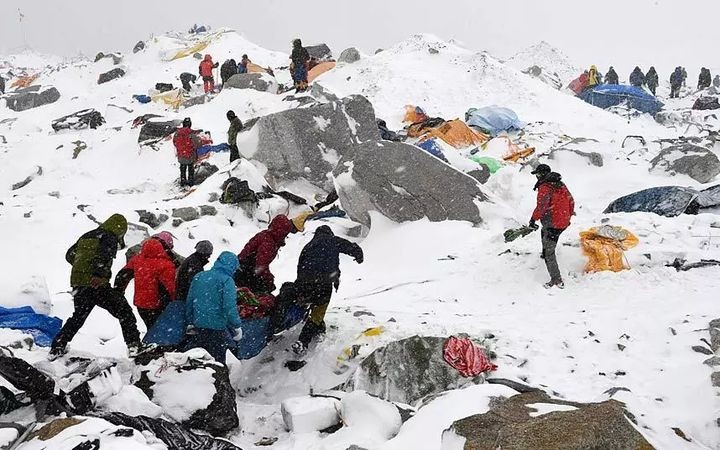 珠峰登顶的生意有多暴利？门票10万美金，当地土著搭命能赚多少钱