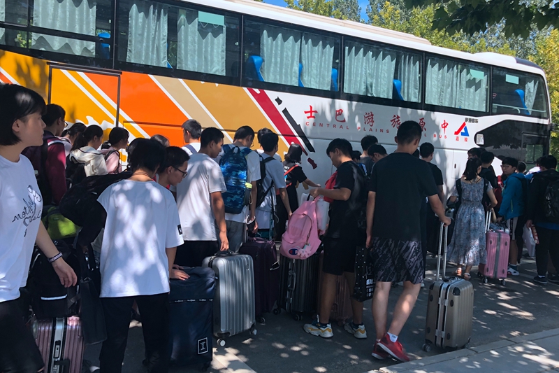 河南贫困县的“超级中学”：借力国家专项，清北录取全国县中第一，外地生家长就近买房