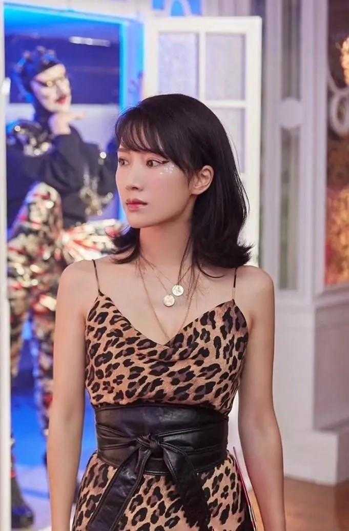 “阔太”李念在国外真放得开，穿豹纹吊带裙配马丁靴，又飒又美