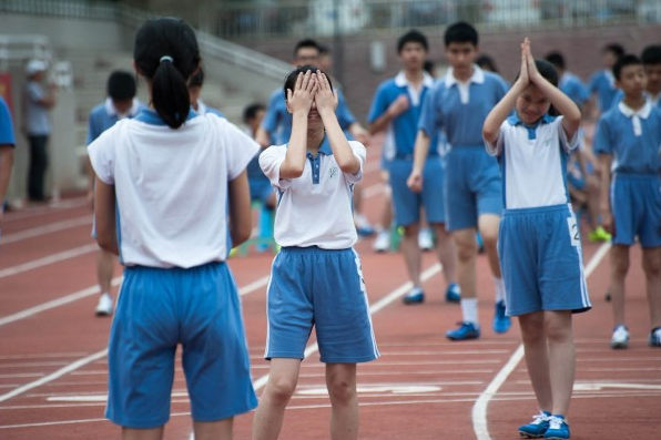 中学生的迷惑行为，四季都热衷春秋款校服，“夏捂冬冻”令人不解