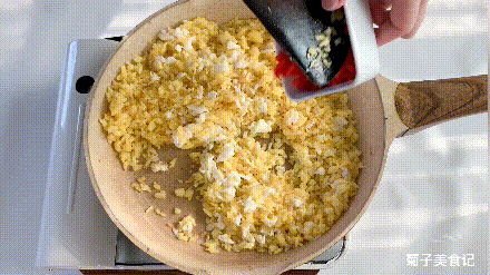 黄金蛋炒饭怎么做？粒粒分明，色泽金黄，10分钟开吃