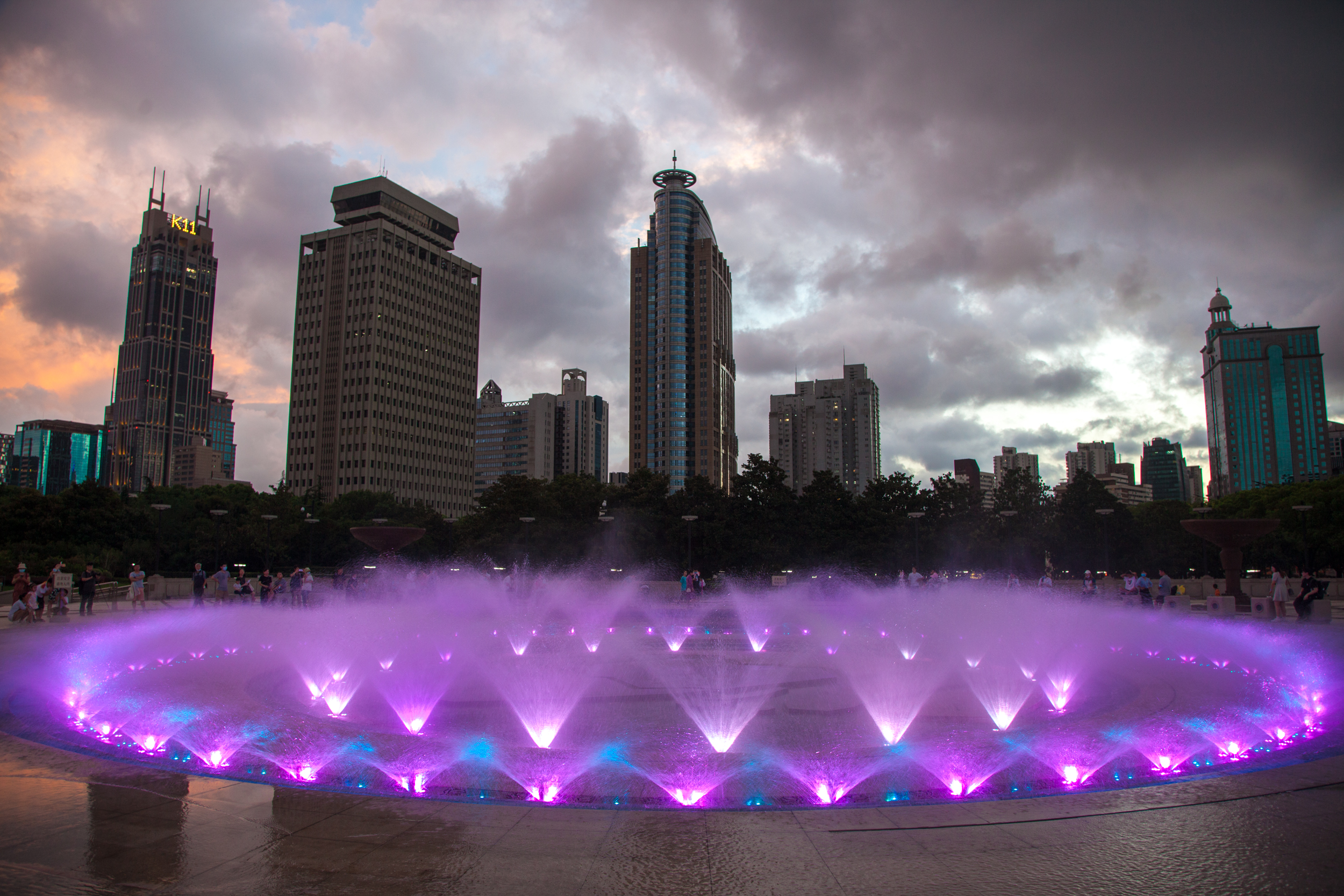 这是2021年9月11日18点时的音乐喷泉部分录像西南侧绿地间,也有很多