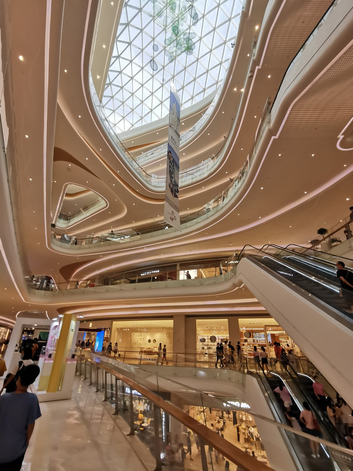 實拍深圳規模最大的購物綜合體，逛著逛著就迷了路！