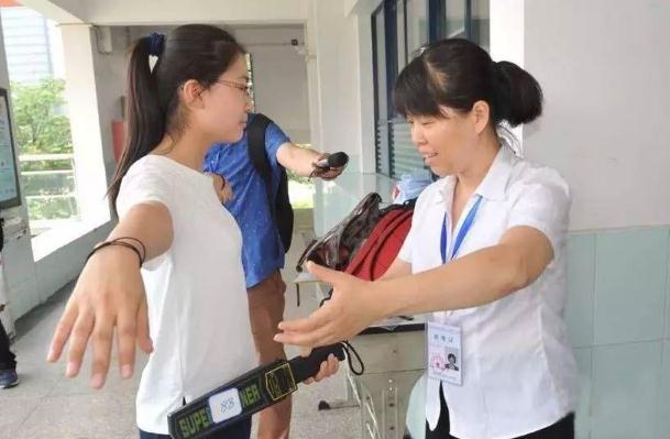 监考老师很忌讳这样的行为，很可能被认定为作弊，高考生需注意