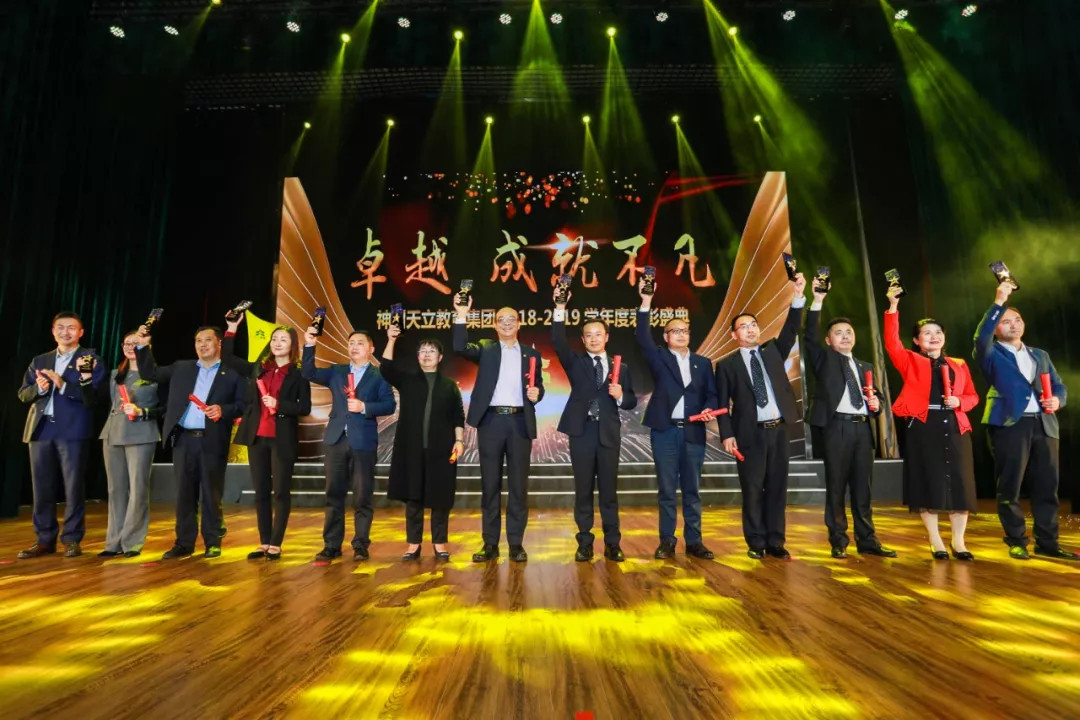 为退休校长拍纪念短片，这个集团的表彰盛典太走心了