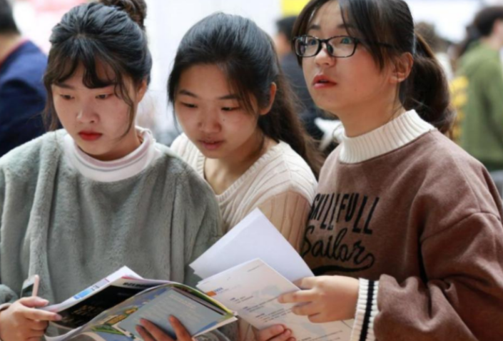 高考学生迎来“坏消息”，大学“学费”要上涨，下半年将开始实行