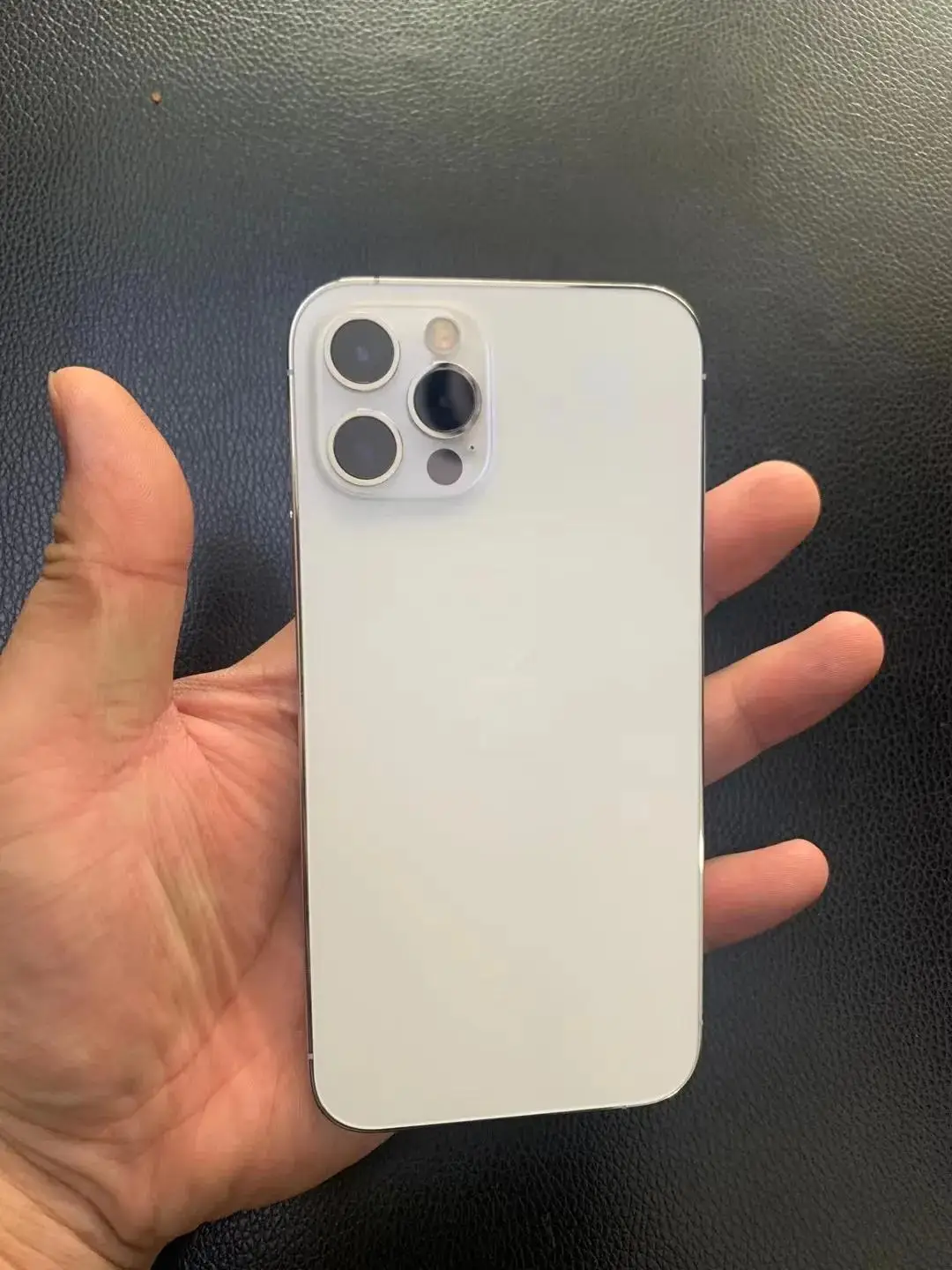 给自己的手机贴膜小技巧，简单又实用