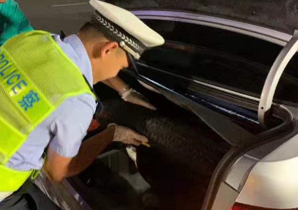 爆胎是常见问题，却有八成司机不会换胎！珠海帅气交警三分钟教会你！