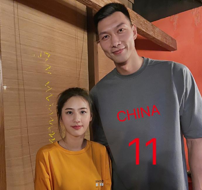 cba为什么没有女裁判(25岁女裁判姓氏稀有，周杰伦曾“偷瞄”她，大方和易建联合照)